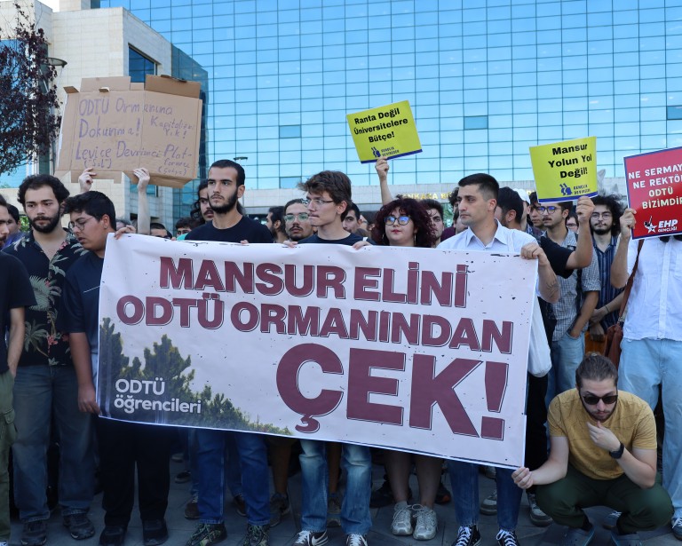 ODTÜ’lülerden Mansur Yavaş’a belediye önünde tepki  